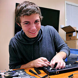 Фото Никиты - нашего инженера по ремонту ноутбуков