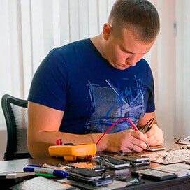 Фото Семёна - технического специалиста по ремонту ноутбуков